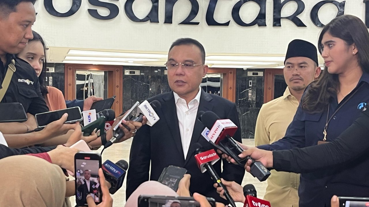 Ketua DPP Partai Gerindra Sufmi Dasco saat konferensi pers di Kompleks Parlemen Senayan, Jakarta, Selasa (8/4/2025). (Liputan6.com/Delvira Hutabarat)