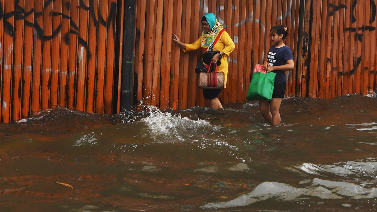 Bus TransJakarta melewati banjir yang merendam ruas Jalan Satria, Grogol, Jakarta Barat, Rabu (29/1/2025).