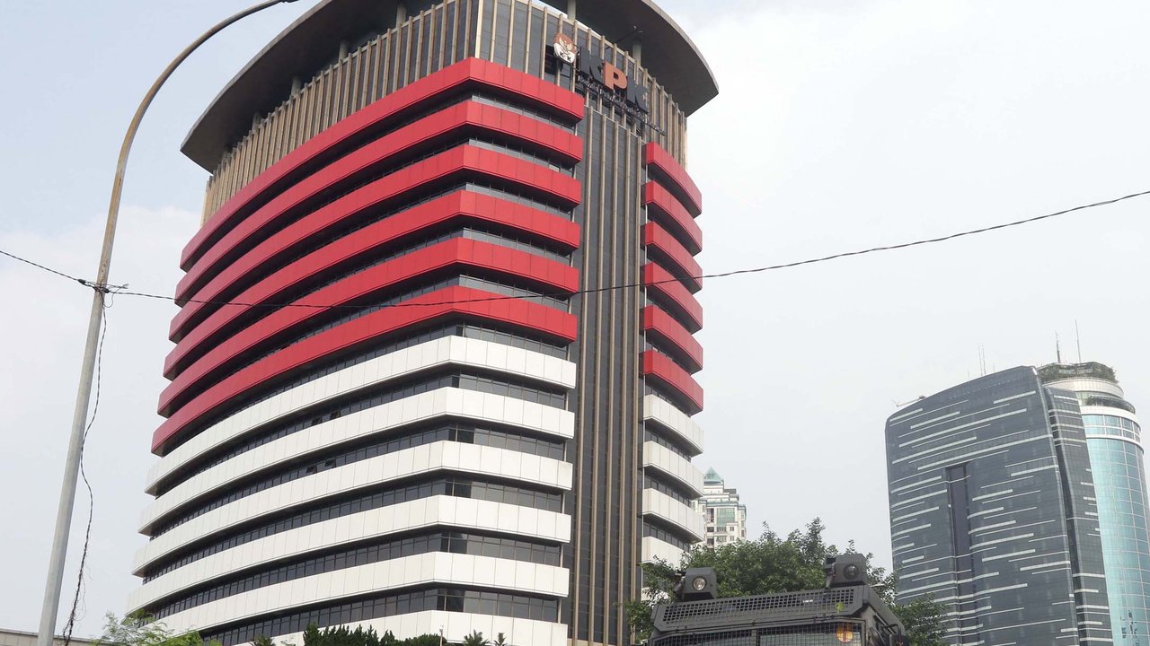 Kendaraan penyemprot air milik kepolisian disiagakan di jalan Kuningan Persada sekitar Gedung Merah Putih KPK, Jakarta, Selasa (1/6/2021). Pengamanan gedung KPK dan sekitarnya diperketat terkait upacara pelantikan pegawai KPK menjadi Aparatur Sipil Negara. (Liputan6.com/Helmi Fithriansyah)