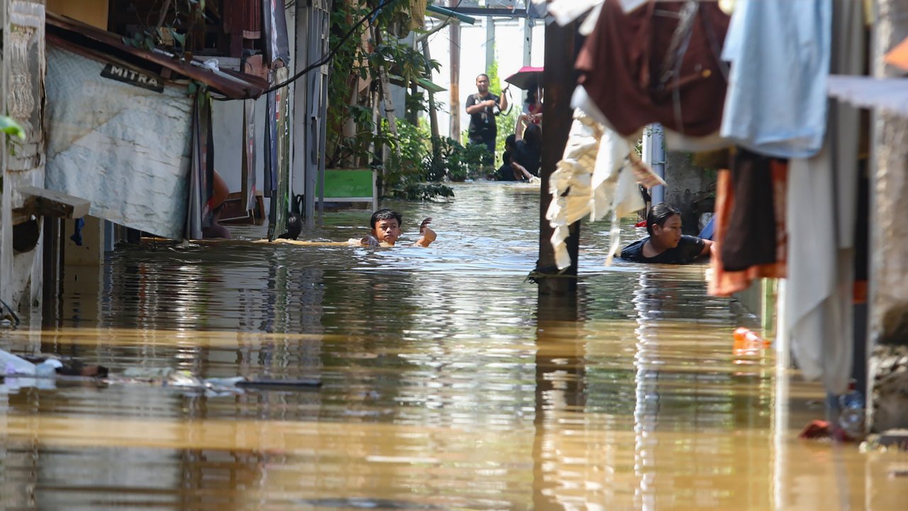 Polisi Evakuasi Balita hingga Lansia Terjebak Banjir di Kampung Melayu