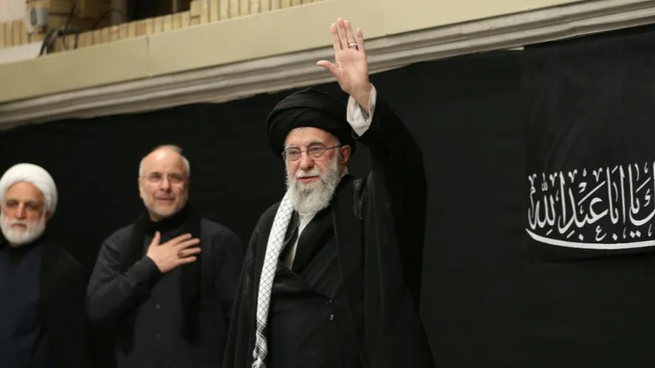 Ayatullah Ali Khamenei Muncul Pertama Kali di Depan Publik Sejak Perang Iran-Israel