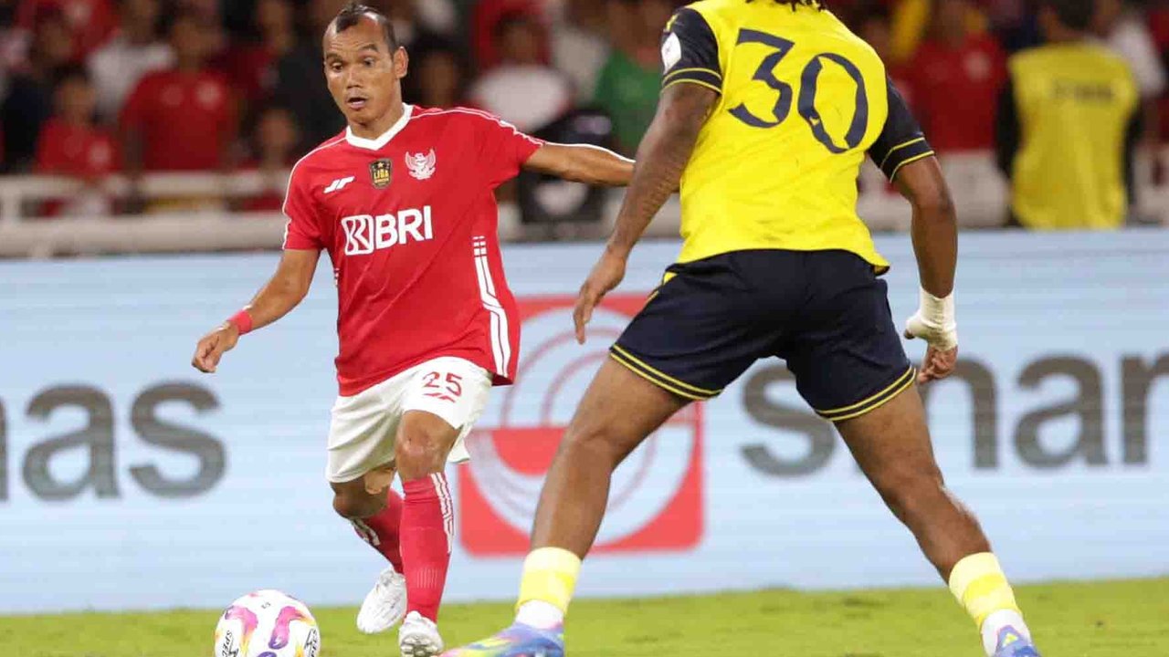 Pesepak bola Indonesia All bersama  pesepakbola Oxford United FC  Peter Kioso usai pertandingan Piala Presiden 2025 di Stadion Gelora Bung Karno, Jakarta, Minggu (06/07/2025).