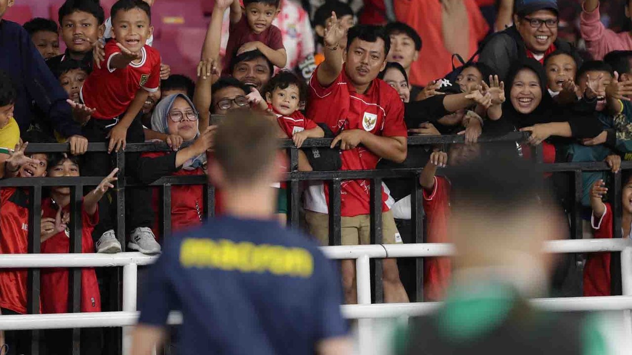 Ribuan penonton menyaksikan laga perdana Grup A Piala Presiden 2025 antara Oxford United melawan Liga Indonesia All Star di Stadion Utama Gelora Bung Karno (SUGBK), Jakarta, Minggu (06/07/2025).