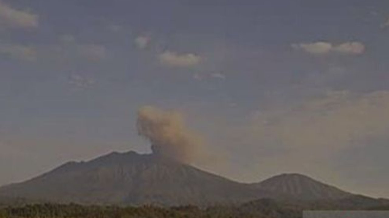 Gunung Raung Erupsi