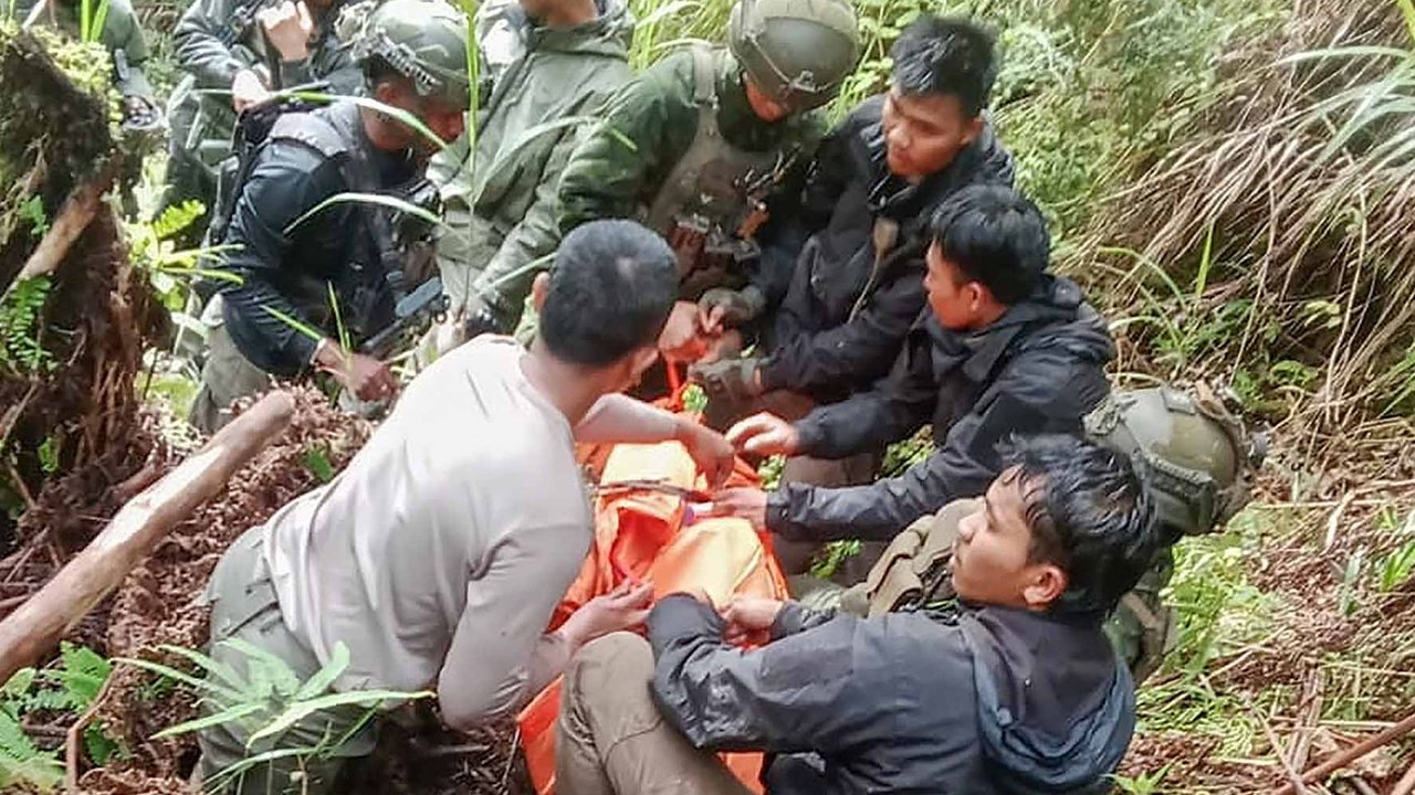Satuan Tugas Operasi Damai Cartenz menembak mati Komandan Operasi KKB  Enos Tipagau saat baku tembak di Intan Jaya, Papua,  Sabtu (05/07/2025).