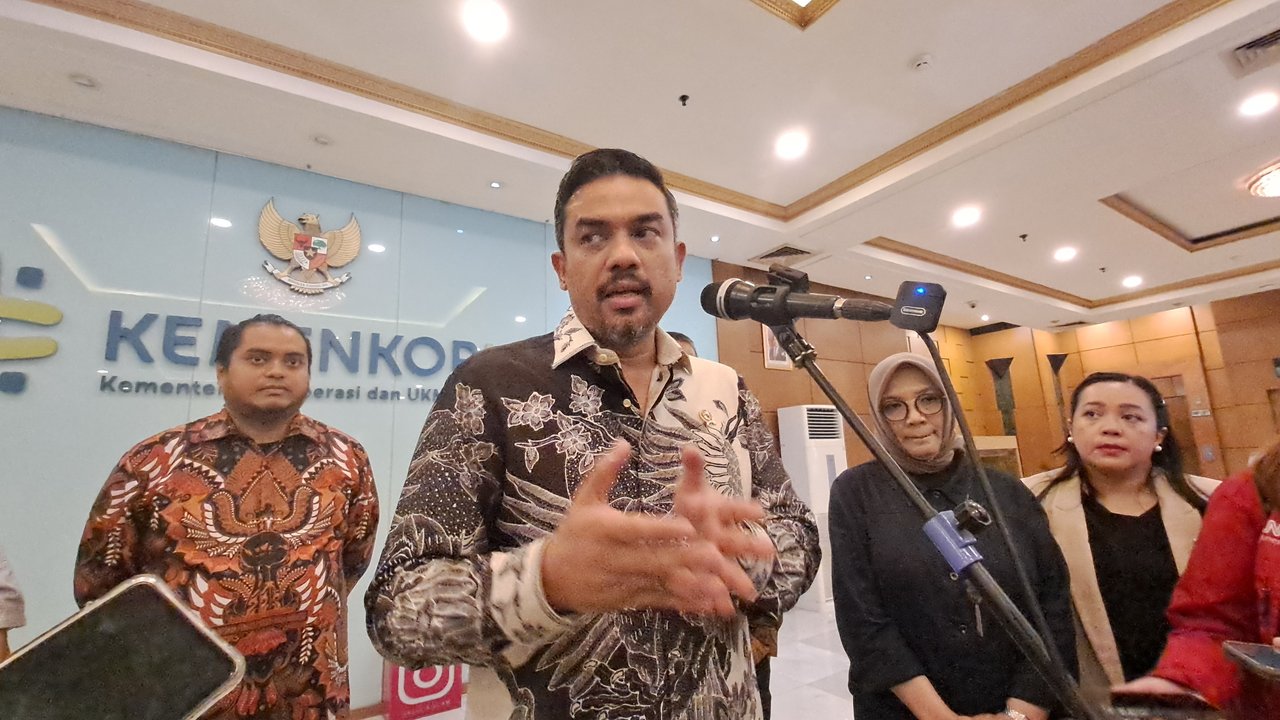 Menteri Usaha Mikro, Kecil, dan Menengah (UMKM), Maman Abdurahman, Jakarta, Selasa (10/12/2024). Maman mengatakan bahwa Kementerian UMKM tengah mendapat mengemudi ojek online (ojol). (Ayu/Merdeka.com)