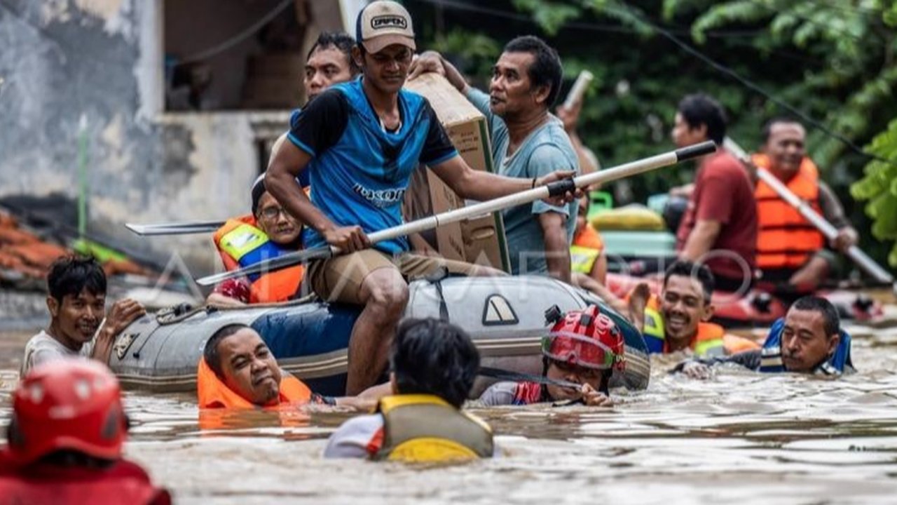 Hujan deras melanda Jakarta, mengakibatkan 105 RT dan 5 ruas jalan tergenang banjir; ratusan warga terpaksa mengungsi dan BPBD DKI telah menyalurkan bantuan.