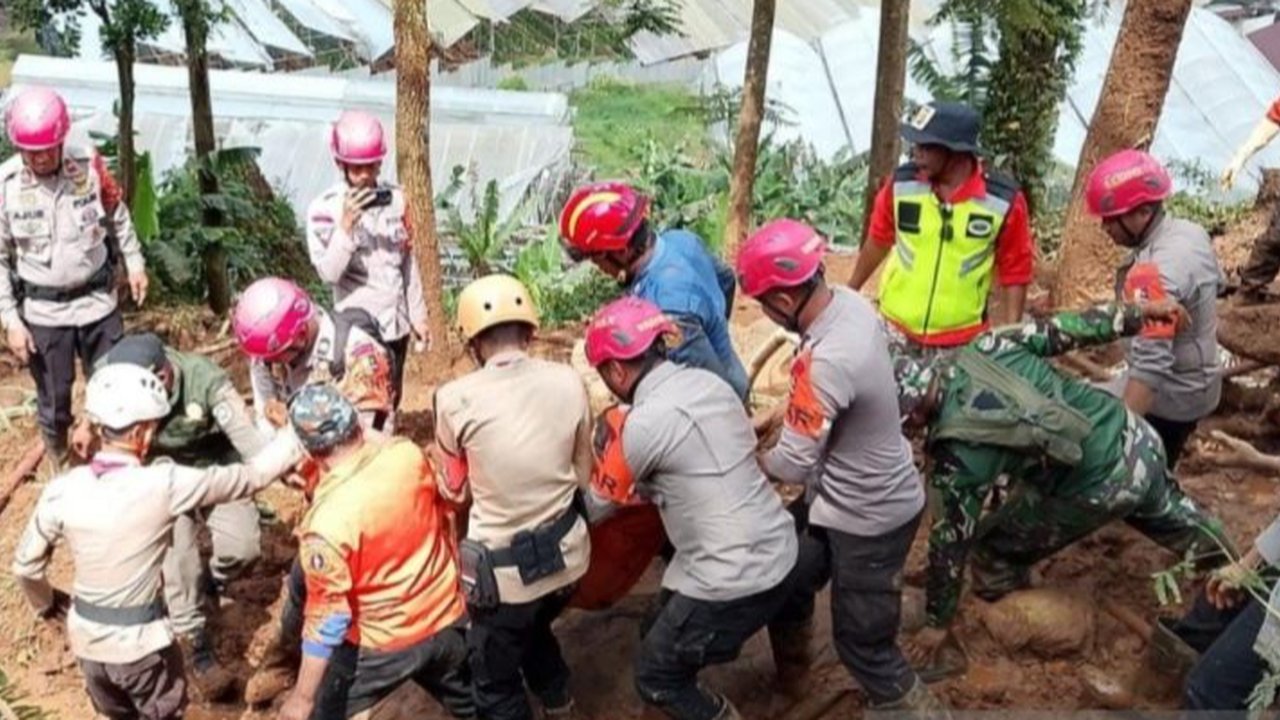 Evakuasi Korban Banjir dan Longsor di Puncak Bogor