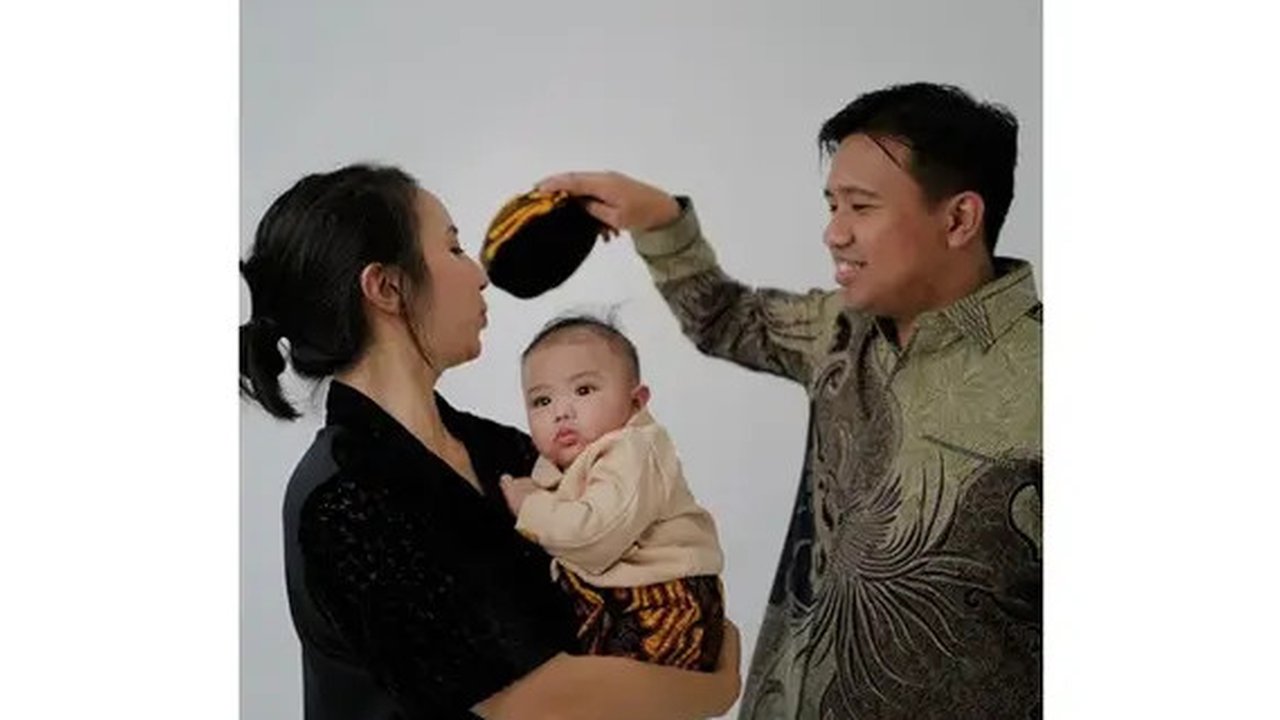 Pemotretan keluarga Joshua Suherman dan Clairine Clay. (sumber: Instagram/clairineclay)