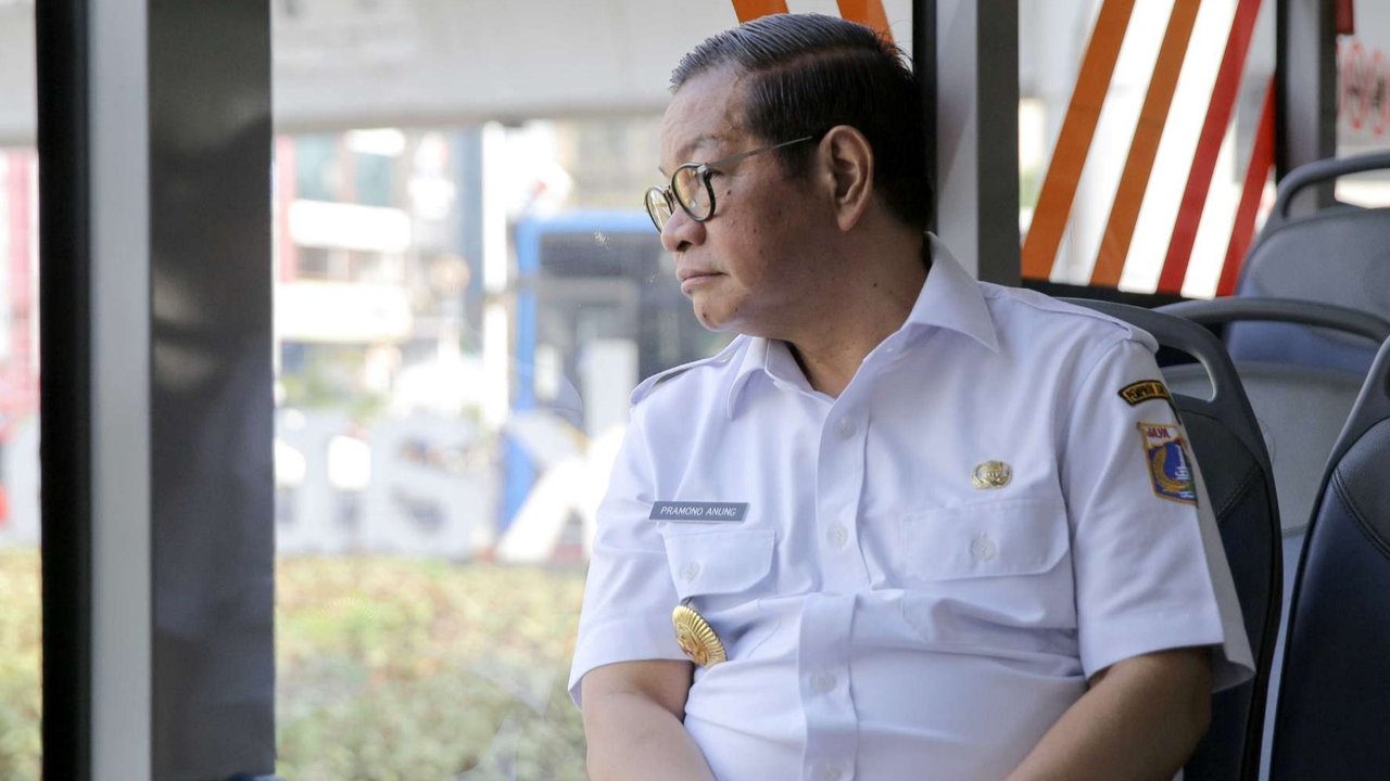 Gubernur DKI Jakarta Pramono Anung menggunakan Transjakarta saat menuju kawasan Matraman, Jakarta, Rabu (30/4/2025). Pemprov DKI Jakarta mewajibkan Aparatur Sipil Negara (ASN) naik transportasi umum ke kantor setiap Rabu. Mereka wajib menyerahkan swafoto (selfie) menaiki transportasi umum.
