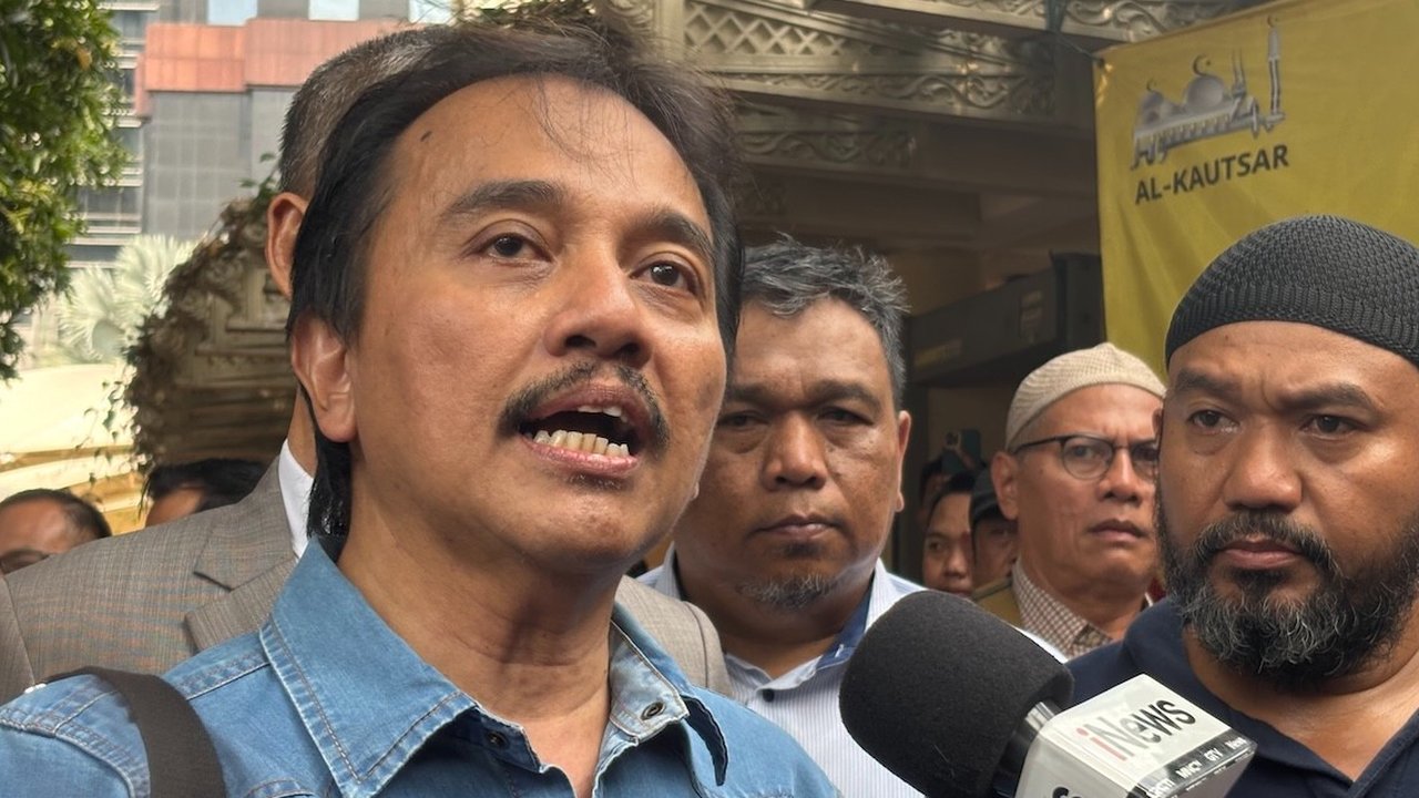 Pakar telematika Roy Suryo menjalani pemeriksaan di Polda Metro Jaya terkait kasus dugaan ijazah palsu Presiden Jokowi, menjawab 26 pertanyaan seputar riwayat hidup dan pendidikannya.