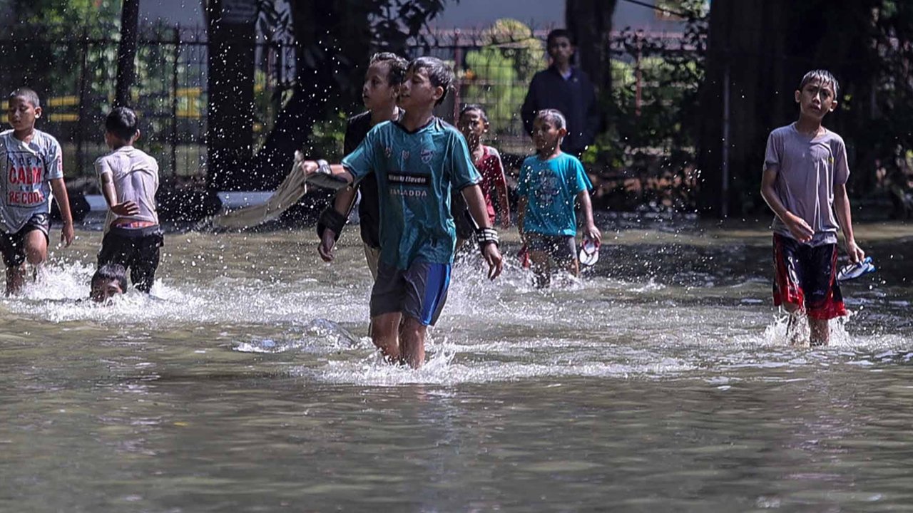 Aktivitas warga saat banjir merendam pemukiman di kawasan Kampung Makasar, Jakarta Timur, Senin (07/07/2025).