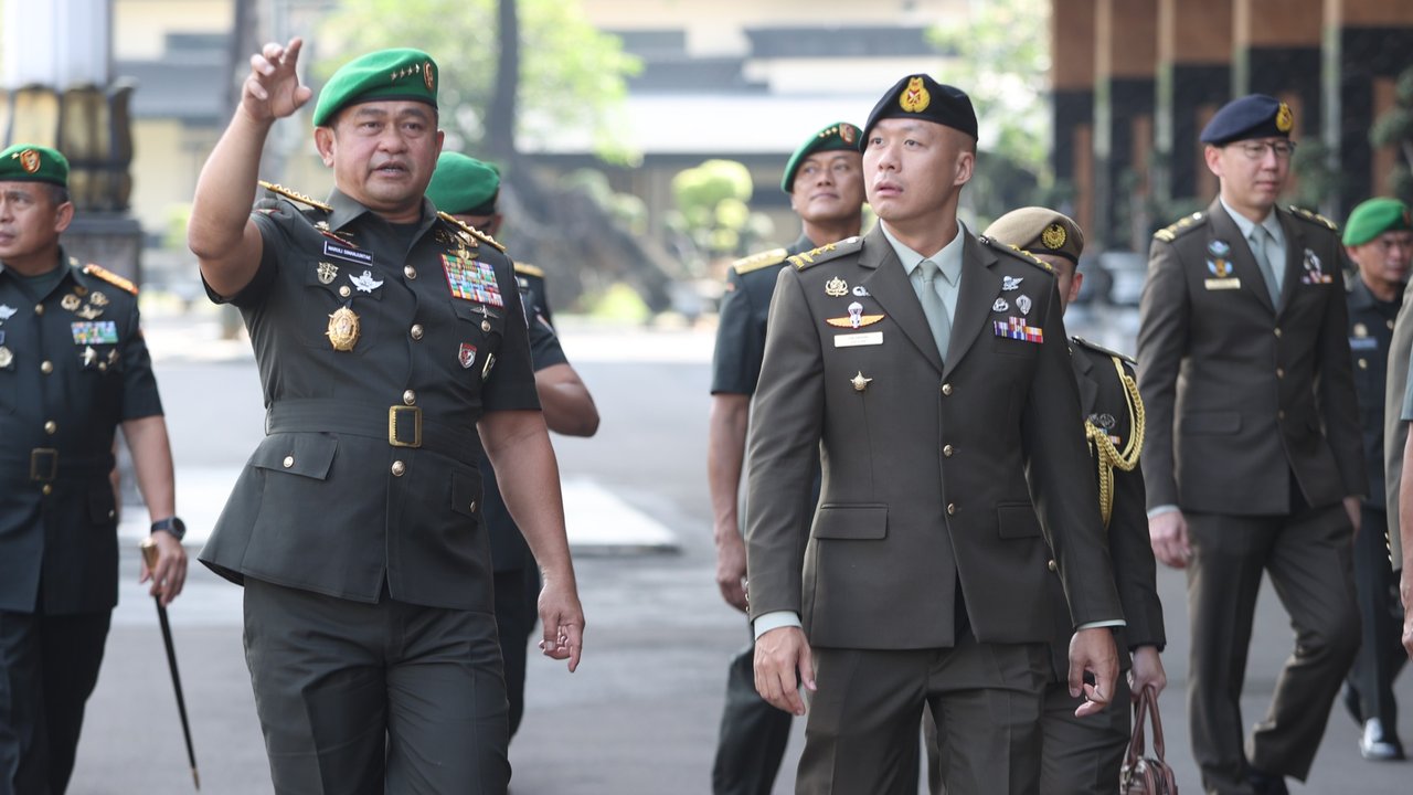 Jenderal Maruli Sambut Hangat Kunjungan Kehormatan Kasad Singapura