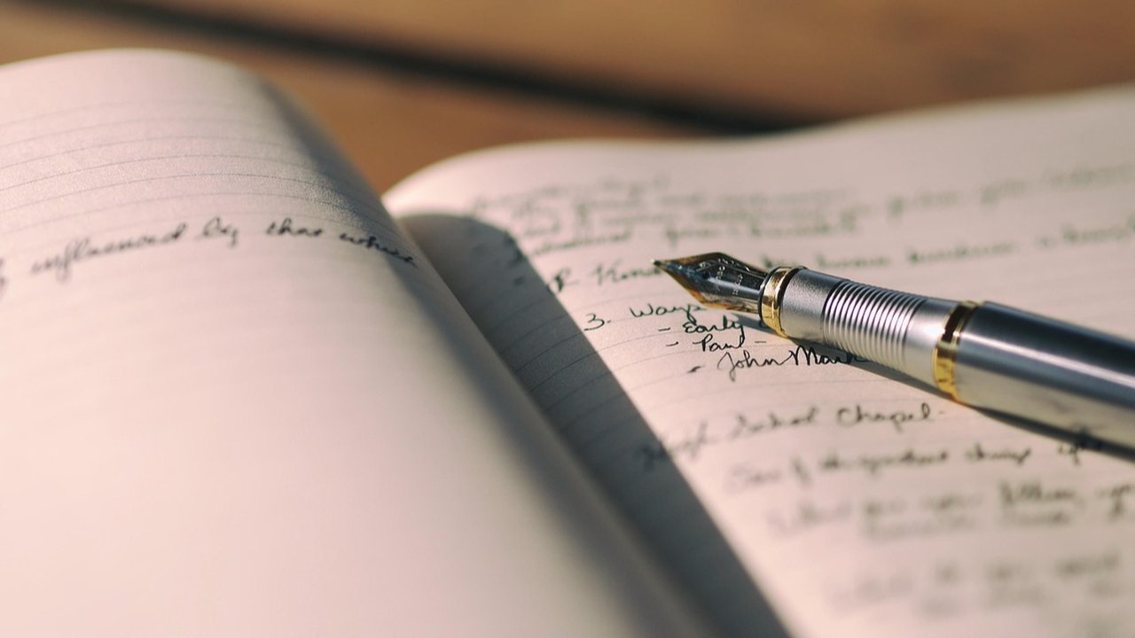 Ilustrasi tulisan/pulpen/notebook