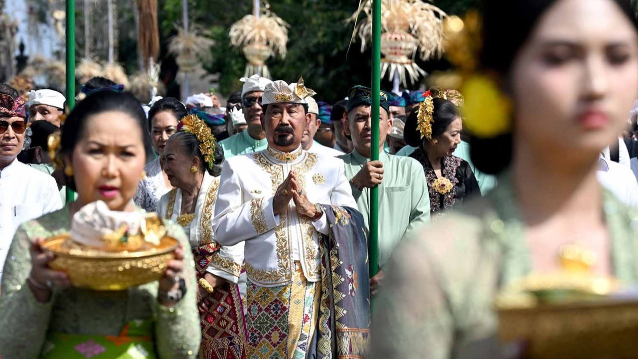 Anak Agung Gde Agung berjalan saat upacara penobatannya sebagai Ida Cokorda (raja) Mengwi ke-13, di Mangupura, Kabupaten Badung, Bali Senin (07/07/2025
