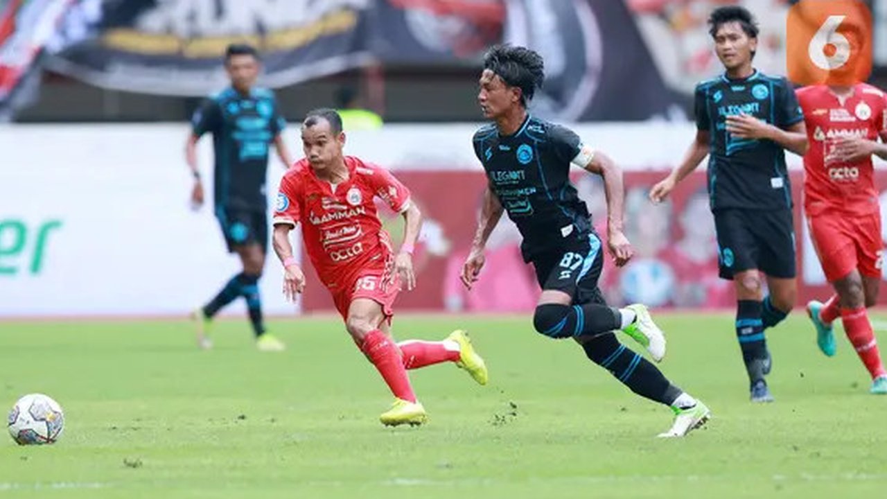 Sementara, Liga Indonesia All Stars berhasil memperkecil ketertinggalan lewat gol Rizky Dwi di menit ke-76 dan Eksel Runtukahu di menit 81. (Liputan6.com/Helmi Fithriansyah)