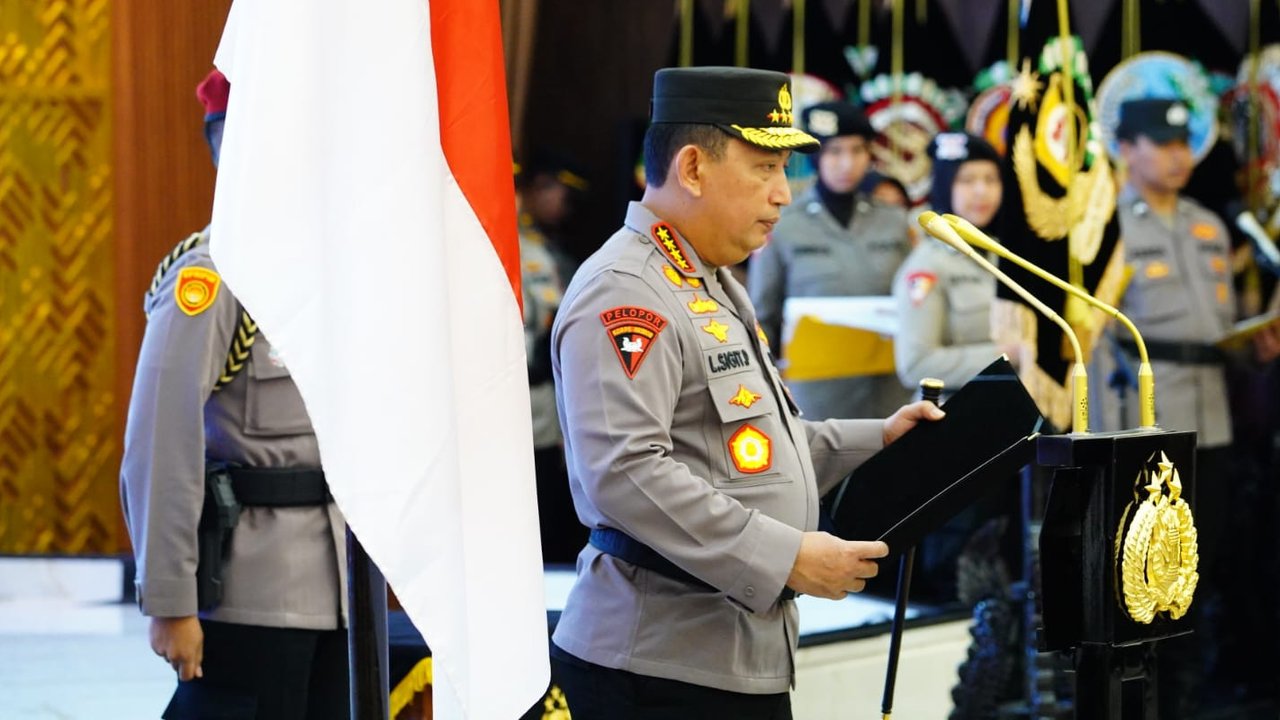 Kapolri, Jenderal Pol Listyo Sigit Prabowo memimpin sertijab Akhmad Wiyagus menjadi Astamaops di Mabes Polri, Senin (14/4/2025). (Foto: Istimewa)
