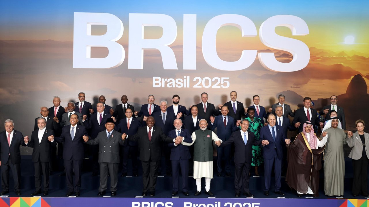 VIDEO: Momen Akrab Prabowo Foto Bareng Pimpinan Anggota BRICS, Berpeci Berdiri Paling Depan