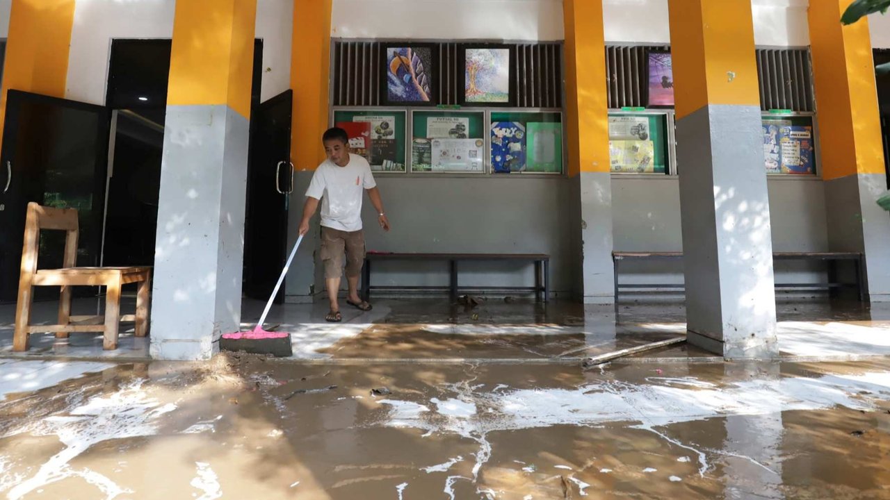 Petugas membersihkan ruang kelas setelah banjir merendam SMAN 60 Jakarta di kawasan Duren Tiga, Jakarta, Selasa (8/7/2025).
