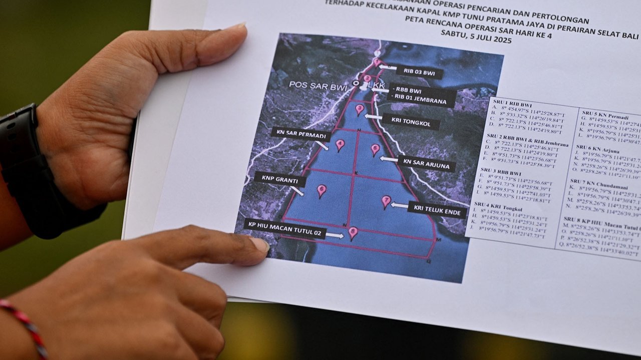 Petugas SAR  menunjukkan area pencarian feri di perairan Selat Bali di  Jembrana, Bali, Sabtu (05/07/2025).
