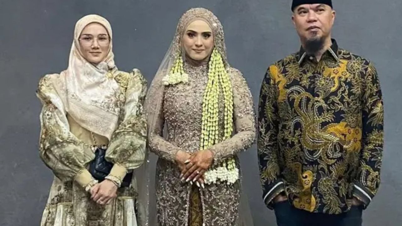 Busana Ahmad Dhani dan Mulan Kondangan di Bali (@jero_sandat_hardy)