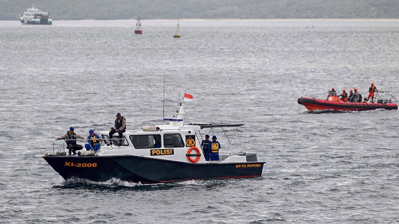 Petugas SAR  menunjukkan area pencarian feri di perairan Selat Bali di  Jembrana, Bali, Sabtu (05/07/2025).