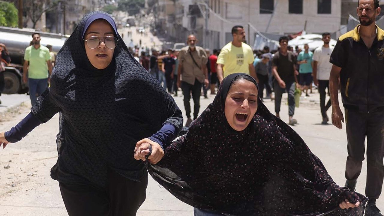 Dua gadis berlari  setelah serangan Israel menghantam tenda yang menampung warga Palestina yang mengungsi di Kota Gaza, Selasa (08/07/2025).