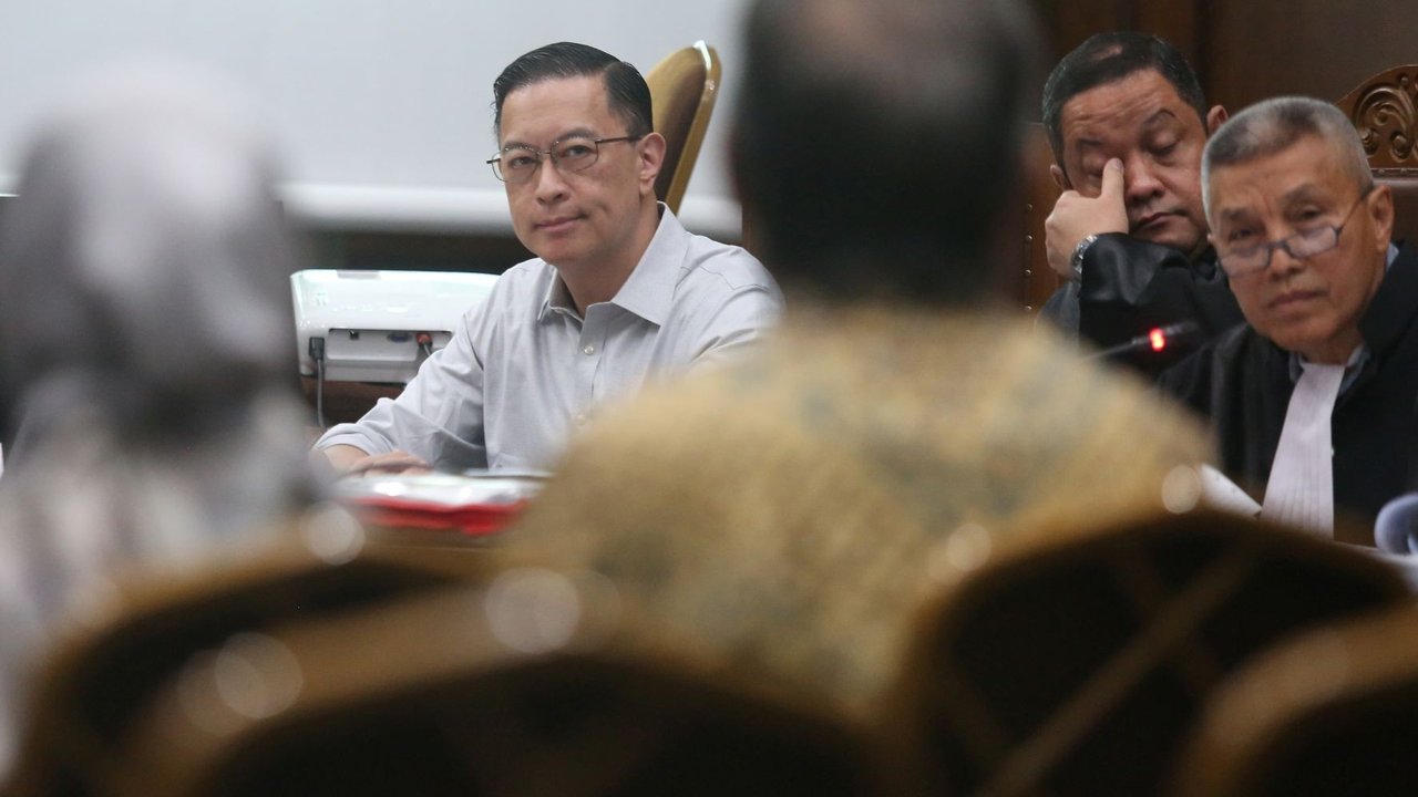 Terdakwa eks Menteri Perdagangan, Thomas Lembong atau Tom Lembong mendengarkan keterangan saksi dari pihak Jaksa Penuntut Umum saat sidang dugaan korupsi importasi gula di Pengadilan Tindak Pidana Korupsi (Tipikor) Jakarta, Selasa (10/06/2025).