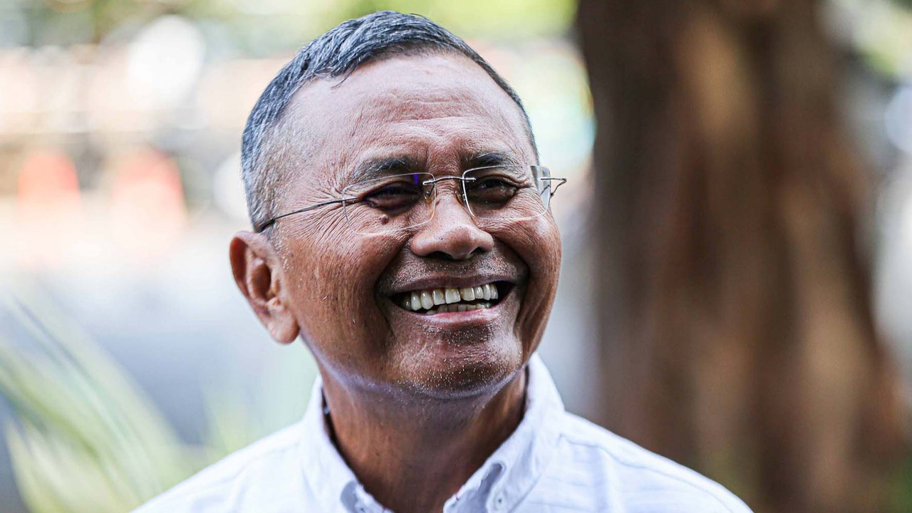 Mantan Menteri Badan Usaha Milik Negara (BUMN) Dahlan Iskan tiba untuk menjalani pemeriksaan di Gedung Merah Putih KPK, Jakarta, Kamis (14/9/2023). Dahlan Iskan diperiksa terkait kasus dugaan rasuah pengadaan gas alam cair atau liquefied natural gas (LNG) di PT Pertamina (Persero) pada 2011-2021.