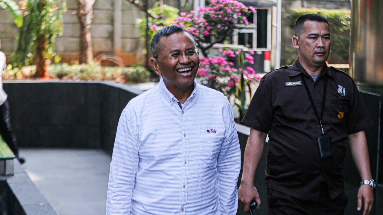 Ekspresi mantan Menteri Badan Usaha Milik Negara (BUMN) Dahlan Iskan saat tiba untuk menjalani pemeriksaan di Gedung Merah Putih KPK, Jakarta, Kamis (14/9/2023). Dahlan Iskan diperiksa terkai