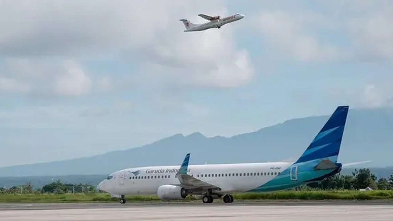 Pesawat Garuda terparkir di landasan pacu Terminal 3, Bandara Soekarno Hatta, Banten, Rabu (17/11/2021). Maskapai Garuda Indonesia akan menutup 97 rute penerbangannya secara bertahap hingg