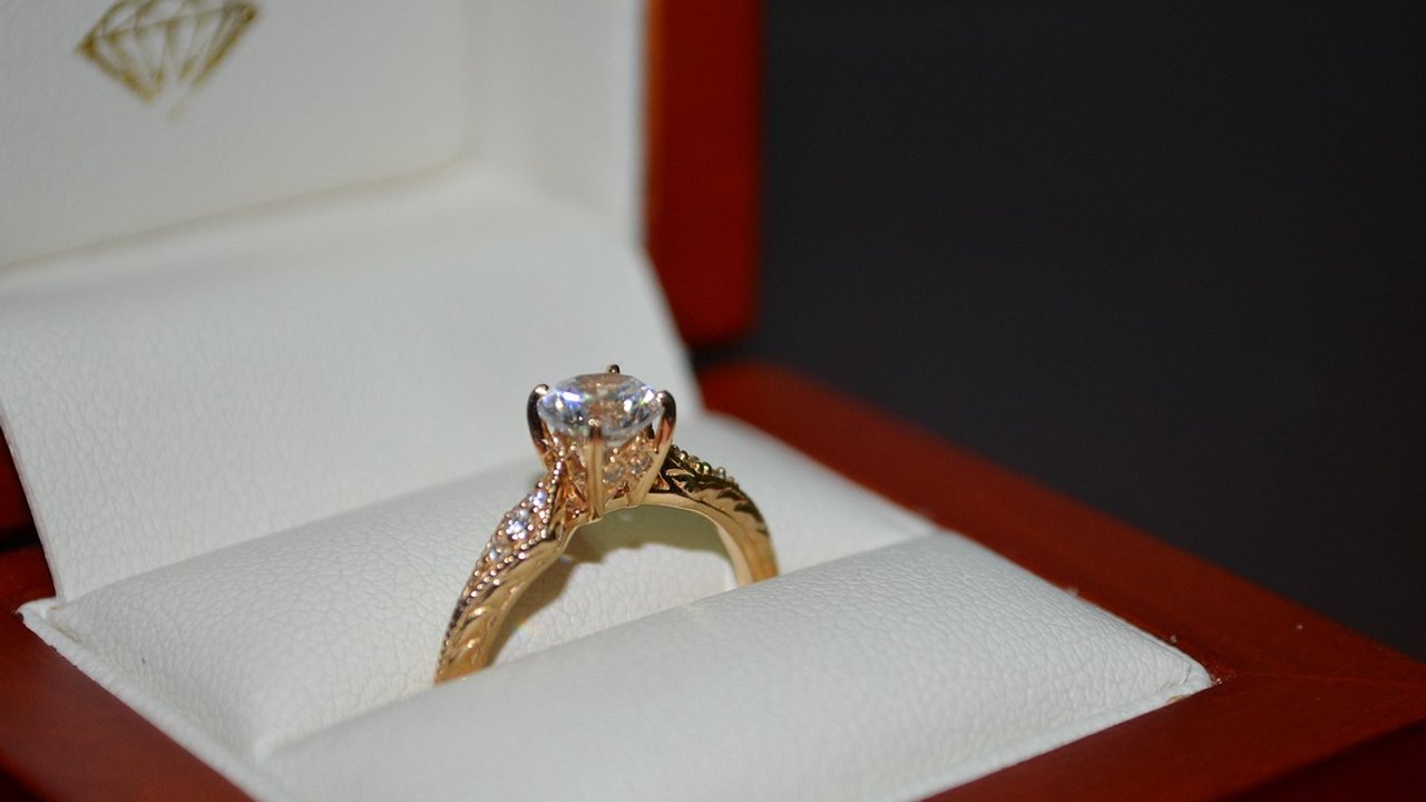 Ilustrasi cincin emas