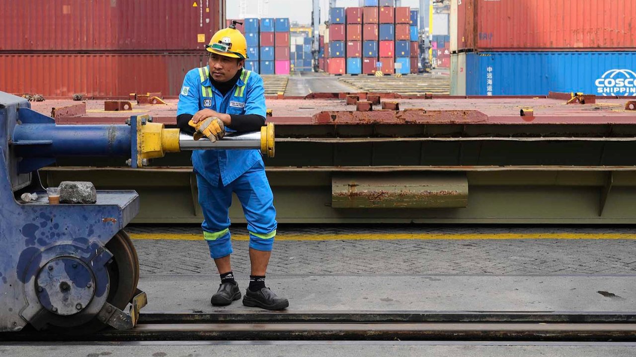 Kesibukan aktivitas bongkar muat kontainer tampak tak surut di Jakarta International Container Terminal (JICT), Tanjung Priok, Jakarta, Rabu (09/07/2025).