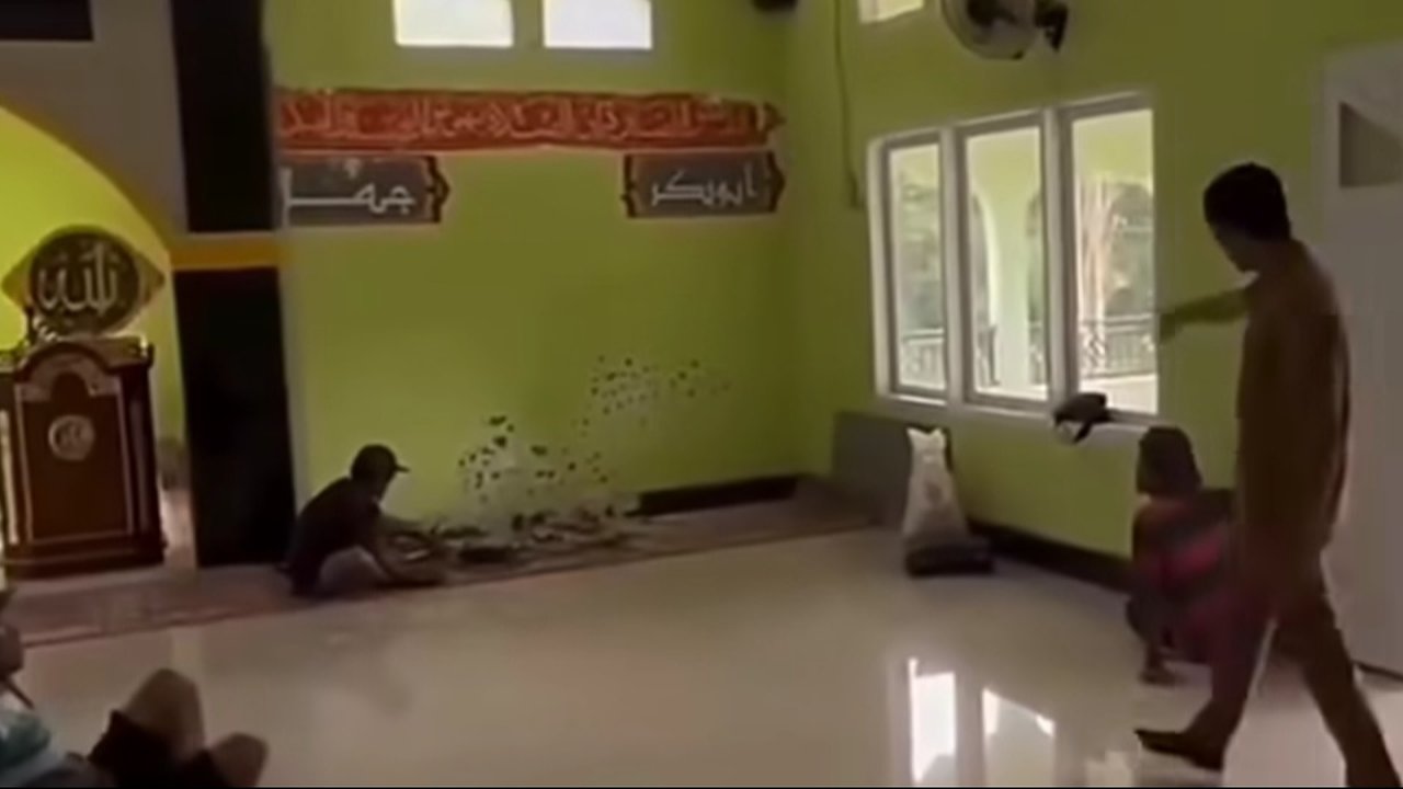 Heboh Kades Bonto di Sinjai Pakai Sepatu ke Masjid