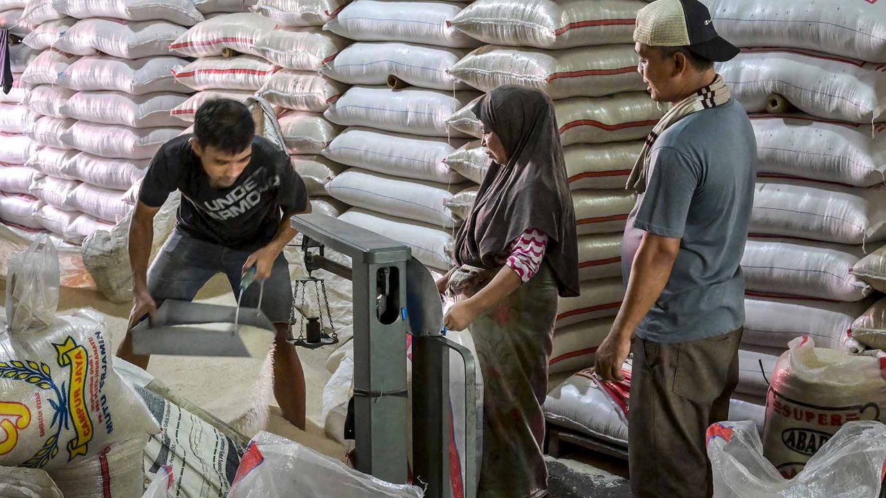 Pekerja menyiapkan pesanan beras  pelanggan di pasar induk  beras  Cipinang, Jakarta, Rabu (09/07/2025).
