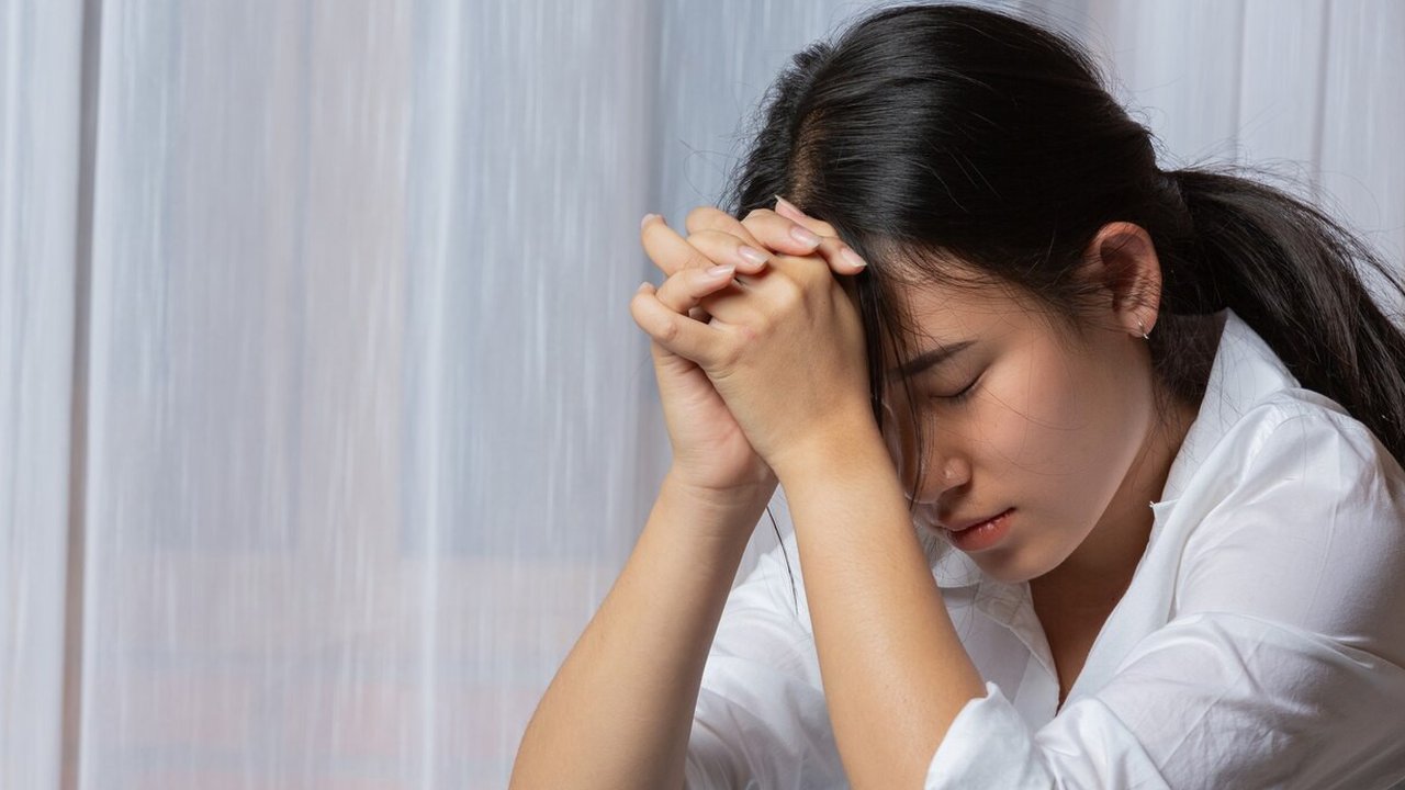 Saat stres berlangsung terus-menerus, tubuh kita akan memproduksi kortisol secara berlebihan. Akibatnya, lemak mudah menumpuk di perut dan susah hilang meski sudah diet dengan ketat. (Foto dok: freepik/jcomp).