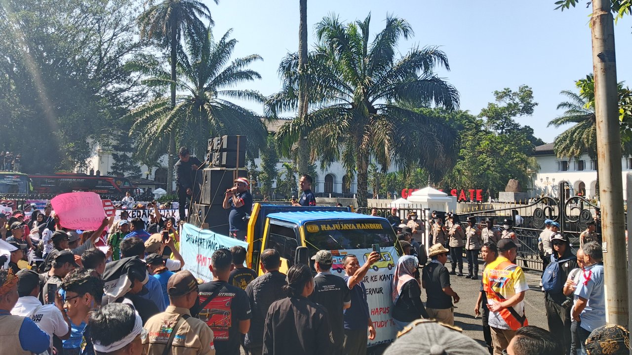 Demo Solidaritas Para Pekerja Pariwisata Jawa Barat (SP3JB)