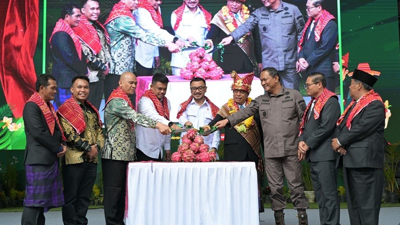 Gubernur Bobby Nasution Buka Festival Pesta Bunga dan Buah Tanah Karo 2025