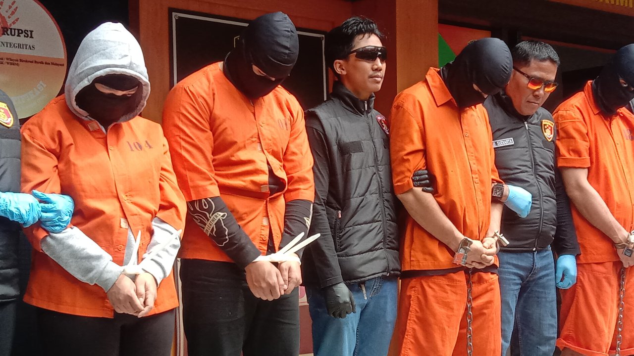 2 Petugas Imigrasi Bekingi Aksi Kriminal Warga Rusia