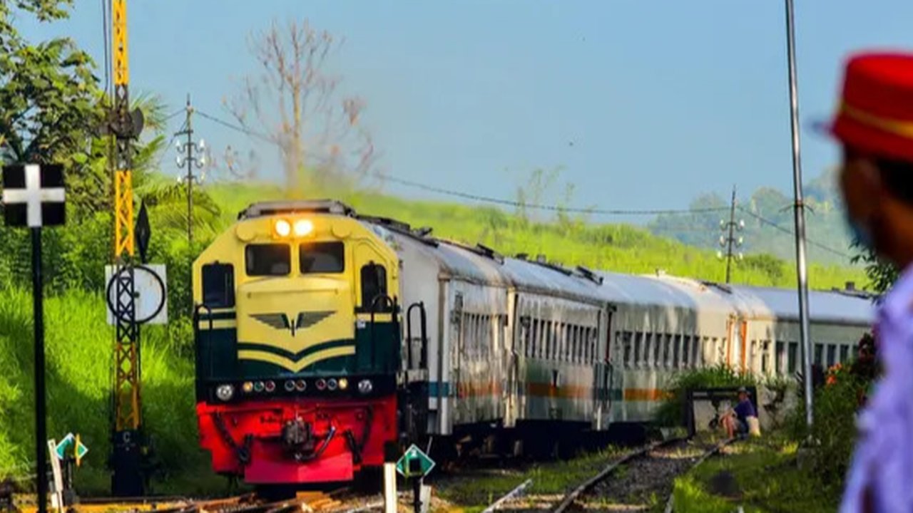 Penambahan Perjalanan KA Jarak jauh: Kereta jarak jauh tiba di Stasiun Pasar Senen, Jakarta, Jumat (10/7/2020). PT KAI telah mengoperasikan lima perjalanan kereta jarak jauh untuk tujuan B