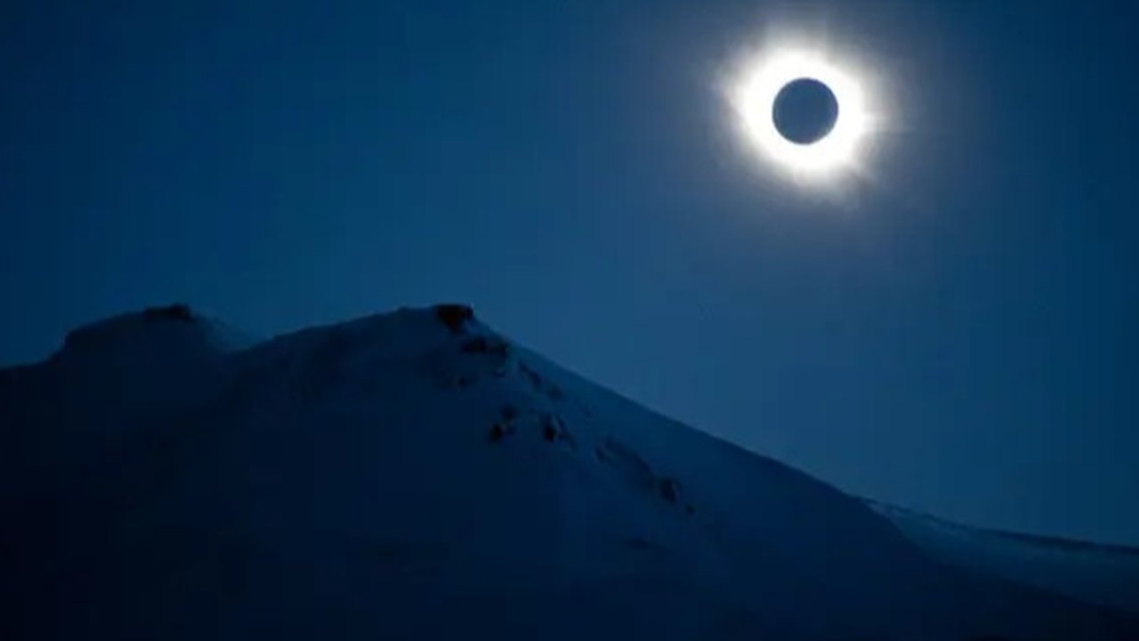 Bulan melintas di depan matahari selama gerhana matahari total di Puerto San Julian, provinsi Santa Cruz, Argentina, pada tanggal 2 Oktober 2024. (Juan MABROMATA/AFP)