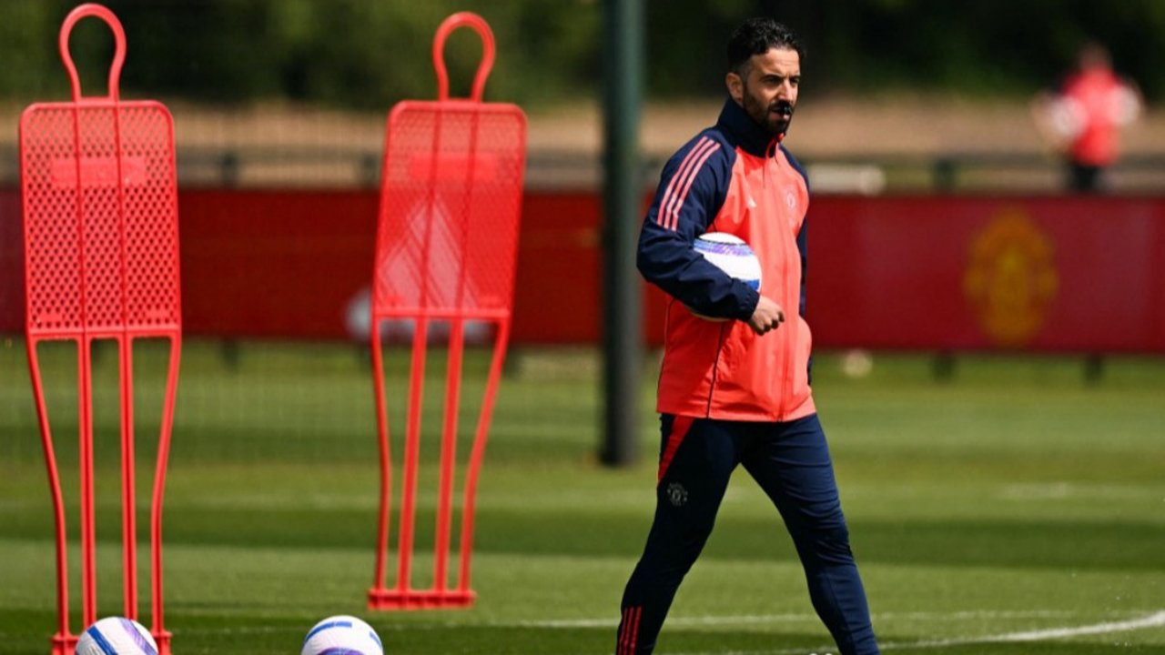 Pelatih Manchester United, Ruben Amorim tertunduk lesu setelah timnya kalah dari West Ham United dalam laga lanjutan Liga Inggris 2024/2025 di Old Trafford, Manchester, Inggris, Minggu (11/05
