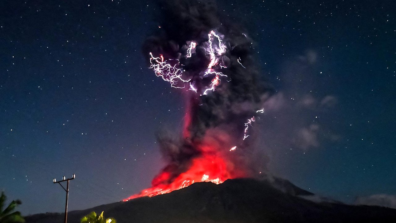 Gunung Lewotobi Laki-Laki memuntahkan lava dan abu vulkanik setinggi kurang lebih 10 kilometer saat erupsi di Flores Timur, Provinsi Nusa Tenggara Timur, Jumat (01/08/2025)