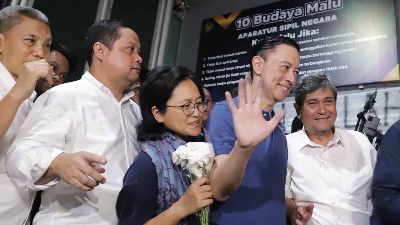 Mantan Menteri Perdagangan Thomas Trikasih Lembong atau Tom Lembong didampingi istrinya Franciska Wihardja saat keluar dari Rutan Cipinang, Jakarta, Jumat (01/08/2025).