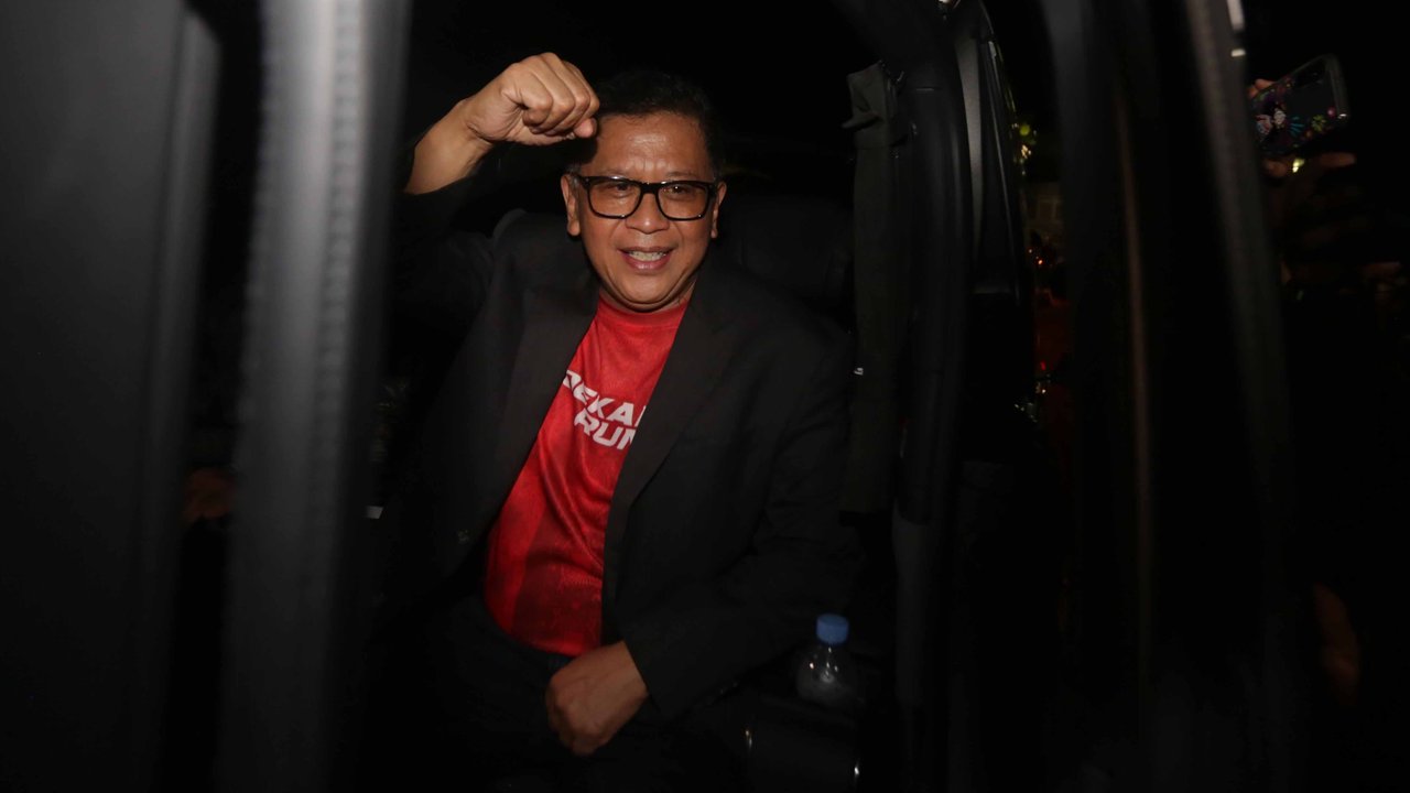 Terdakwa perkara suap terkait pengurusan Pergantian Antar Waktu (PAW) anggota Dewan Perwakilan Rakyat (DPR) periode 2019-2024 yang melibatkan calon legislatif Harun Masiku, Hasto Kristiyanto saat meninggalkan Rumah Tahanan Gedung Merah Putih Komisi Pemberantasan Korupsi (KPK), Jakarta, Jumat (01/08/2025).