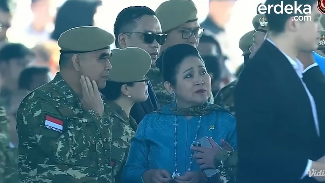 Gaya Anggun Titiek Soeharto Kebaya Biru & Gagahnya AHY Seragam TNI saat Upacara Gelar Pasukan
