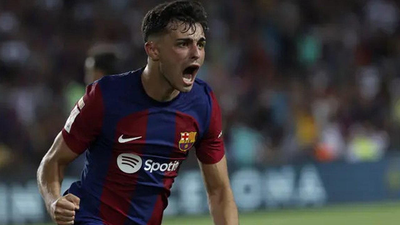 Gelandang Real Madrid asal Inggris #05, Jude Bellingham, menantang gelandang Barcelona asal Spanyol #08, Pedri, dalam pertandingan final Copa del Rey (Piala Raja) antara FC Barcelona dan R