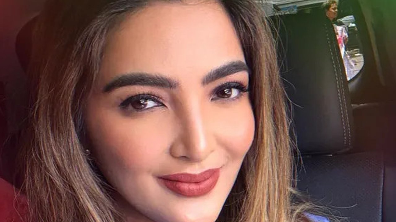 Saat ditemui di kawasan Mampang, Jakarta Selatan Kamis (7/9/2017) penyanyi itu membantah kabar tersebut. Ia mengaku kini sedang sibuk mengurus keluarga dan kariernya di dunia musik. (Adrian U