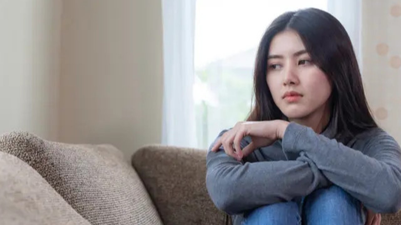 Ghosting dan soft blocking sama-sama menyakitkan hati, tapi beda cara. Keduanya bisa bikin hati patah dan mental goyah. Yuk, cari tahu bedanya dan kenapa bisa berdampak besar ke emosimu! (Fot