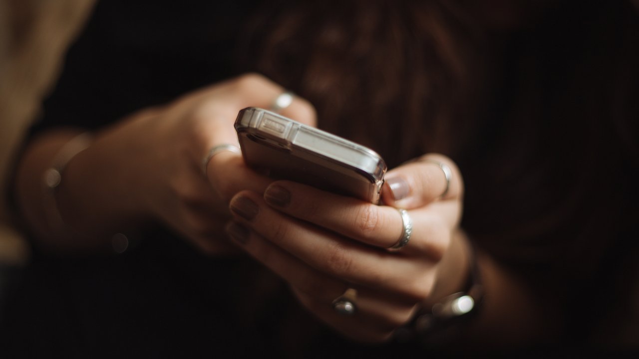 Cemas Menunggu Kabar dari Gebetan? Ini Penjelasan Psikologisnya